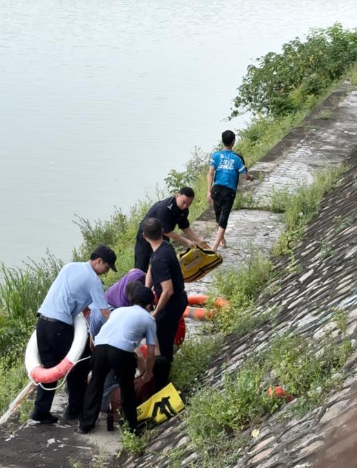 广东茂名一外卖小哥从10余米高桥面跳入河中救人，事后摆摆手默默离开：我还有餐没有送