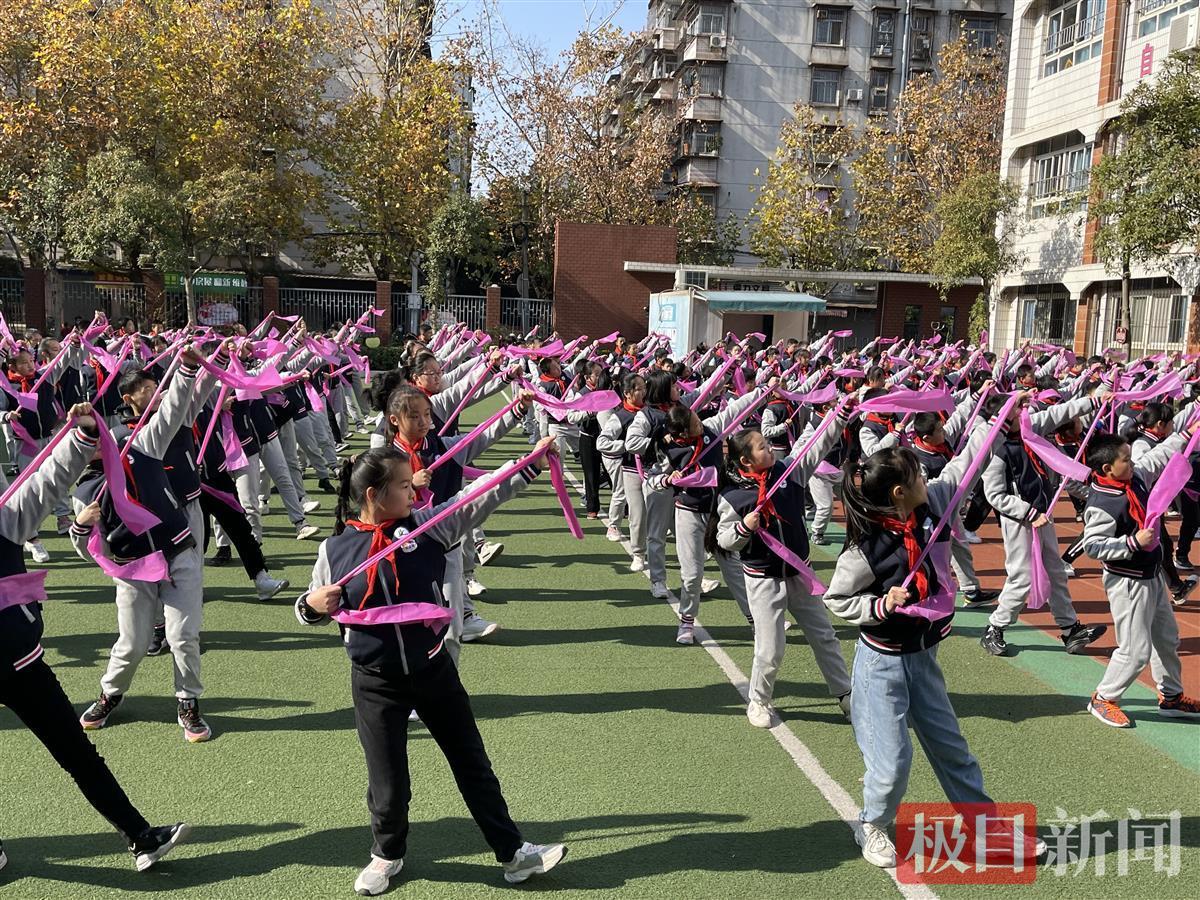 拉伸,开合跳,旋转手臂,后踢腿……12月17日,武汉市江汉区华苑小学的