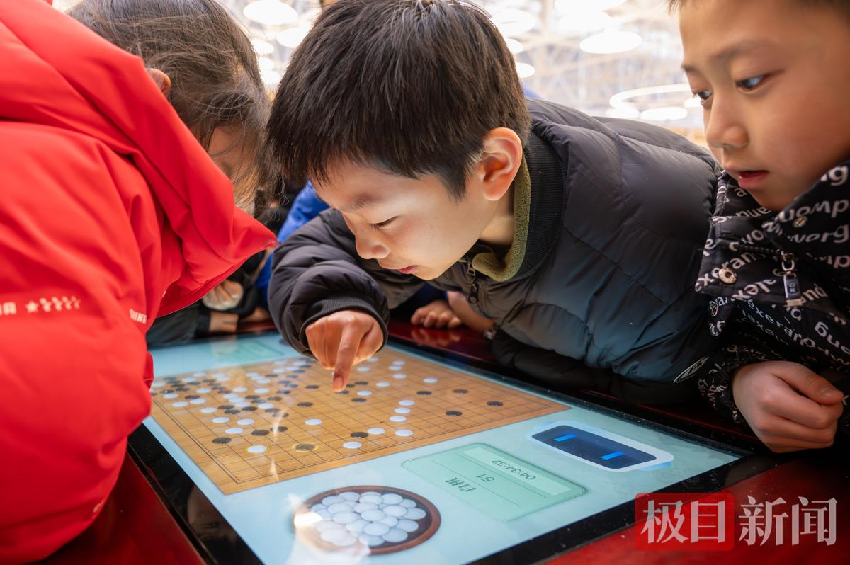 小朋友们体验雪莲图书馆的高新设备 (11).jpg