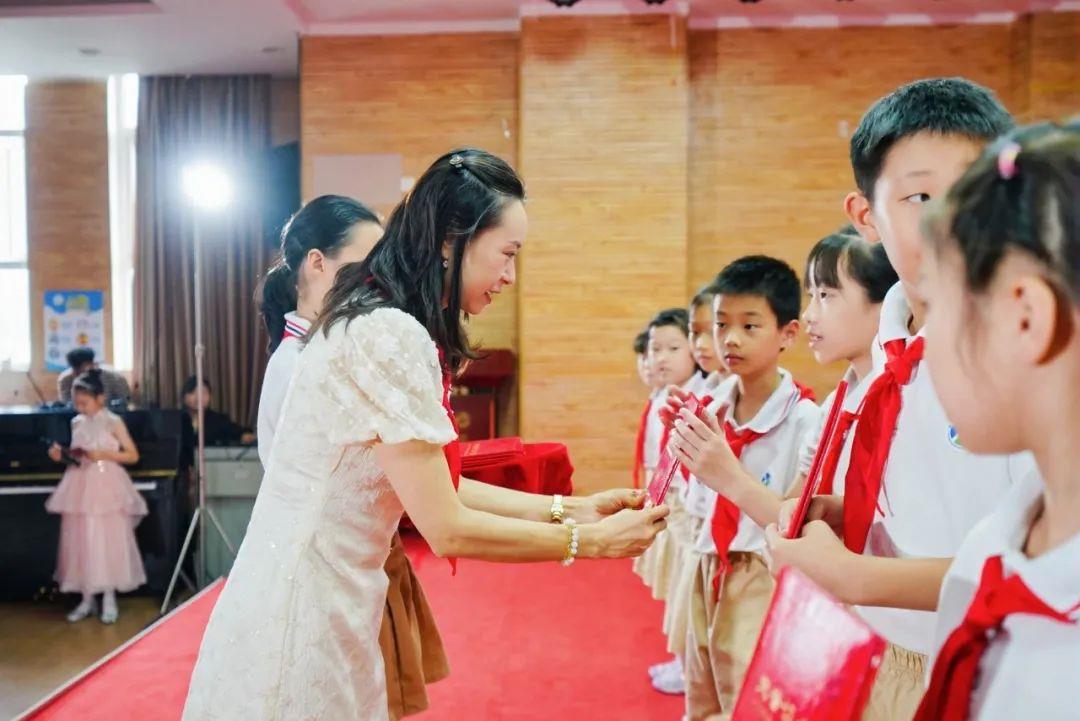 頒獎李璐副校長 (1).jpg