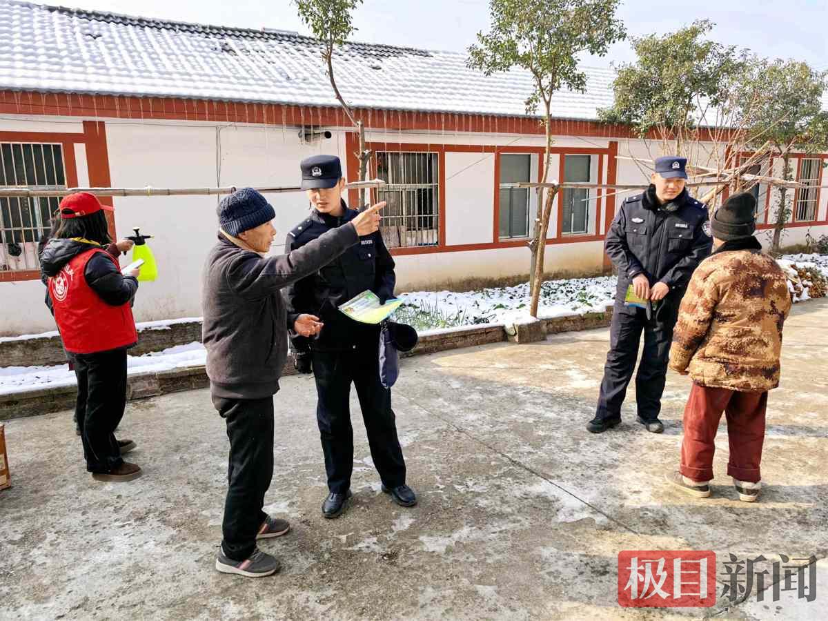 图1：民警与义巡队队员在向老人普及安全知识.jpg