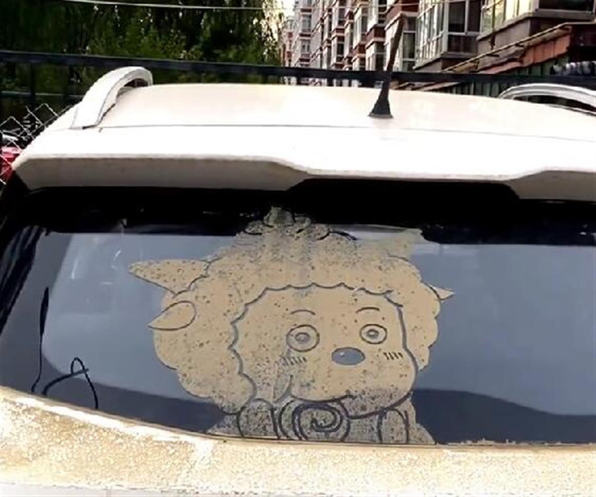 在落满尘土的车后玻璃上画画,是他偶然想到的,未来的目标是画到1000辆