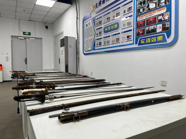 已暂扣！天津邮局海关在进境邮件中查获管制刀具13把 | 极目新闻