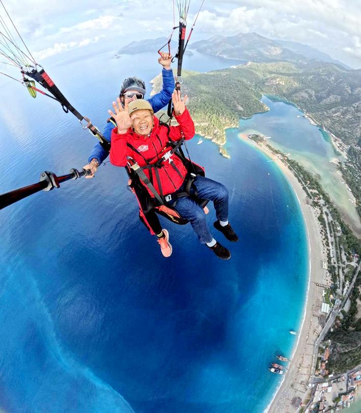 82-Year-Old Hubei Backpacker Embarks on Another Globetrotting Adventure