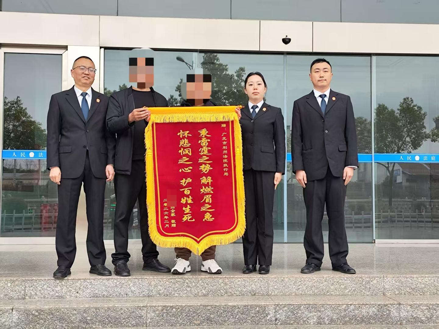 老人家中突遭变故：儿子儿媳因火灾受伤，孙子离世 法院协调，及时帮他收回60万元欠款 | 极目新闻