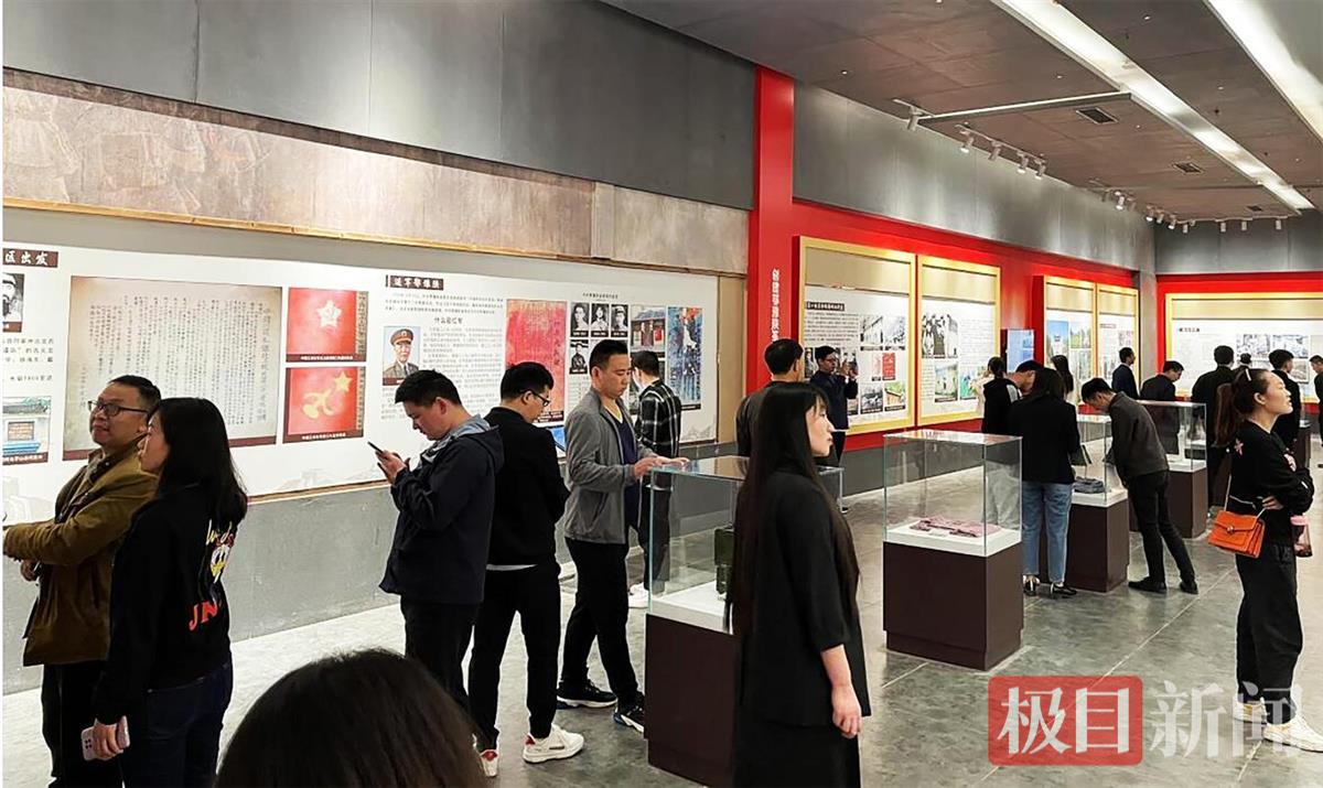 图为郧西县鄂豫陕革命根据地纪念园游客正在参观红二十五军转战郧西时的历史故事。 郧轩文摄1.png
