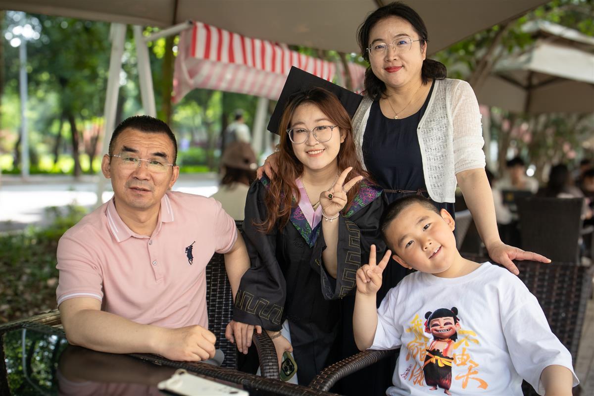 图为冯宁萱和家人合照 通讯员韩炜怡摄.jpg