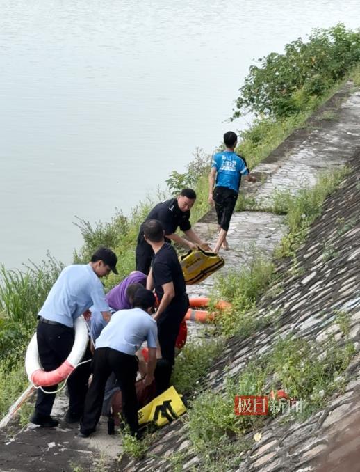 救人后摆摆手默默离开 受访者提供.jpg