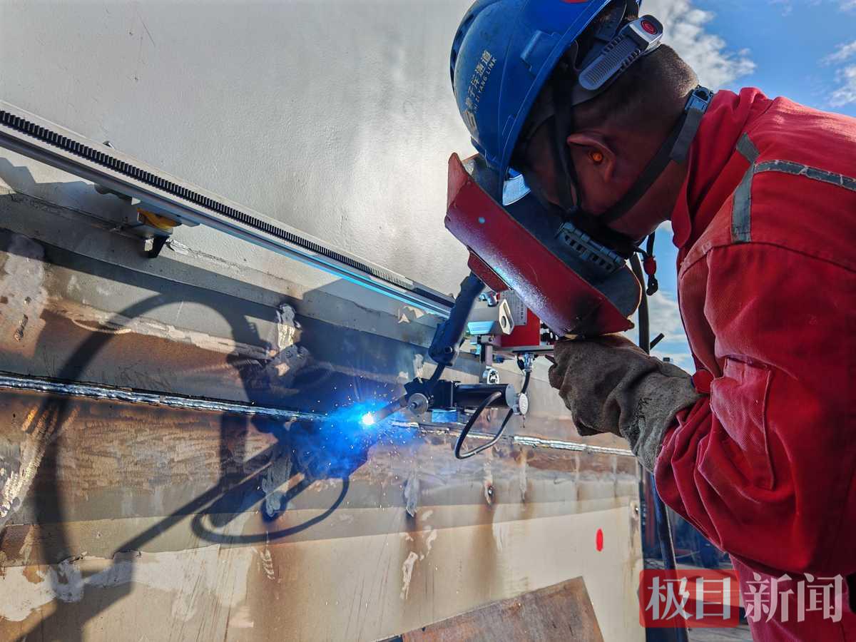 狮子洋通道项目工人工作场景.jpg