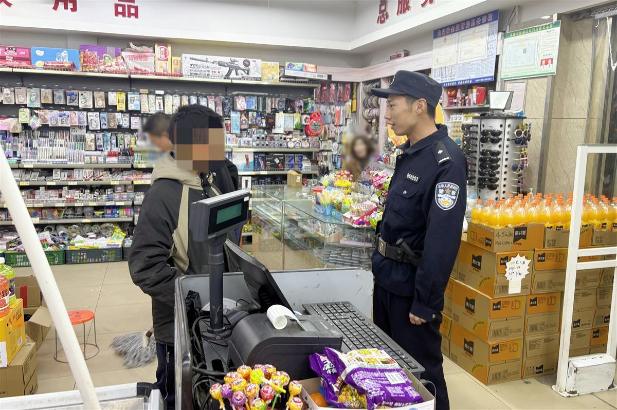 图一 民警赶到现场找到男孩.jpg