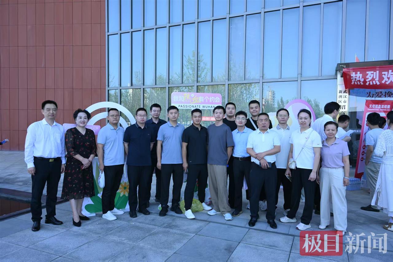 新洲区委办参与献血的干部职工.jpg