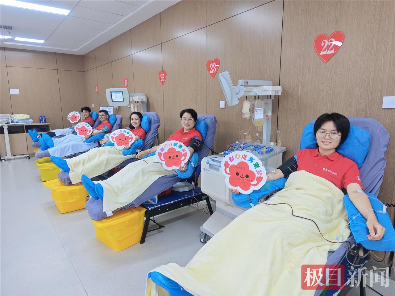 华中农业大学“热血团”成员齐齐捐献血小板（闫蕾摄）.jpg