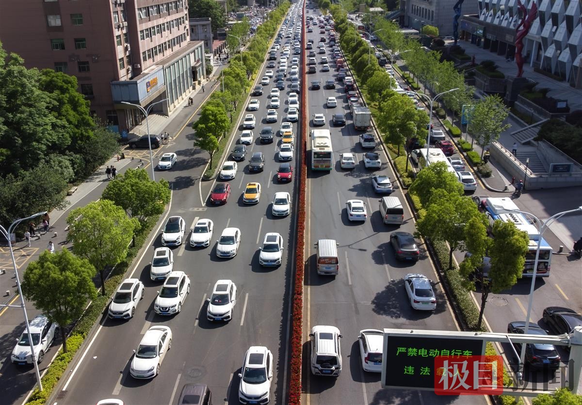 俯瞰武汉东湖路,真的有点堵