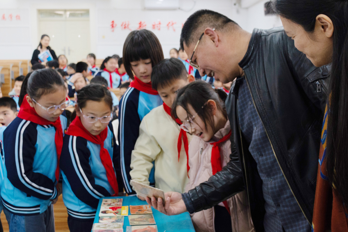 学生向郑加俭老师提问交流（通讯员 李卓玲 摄）.jpg