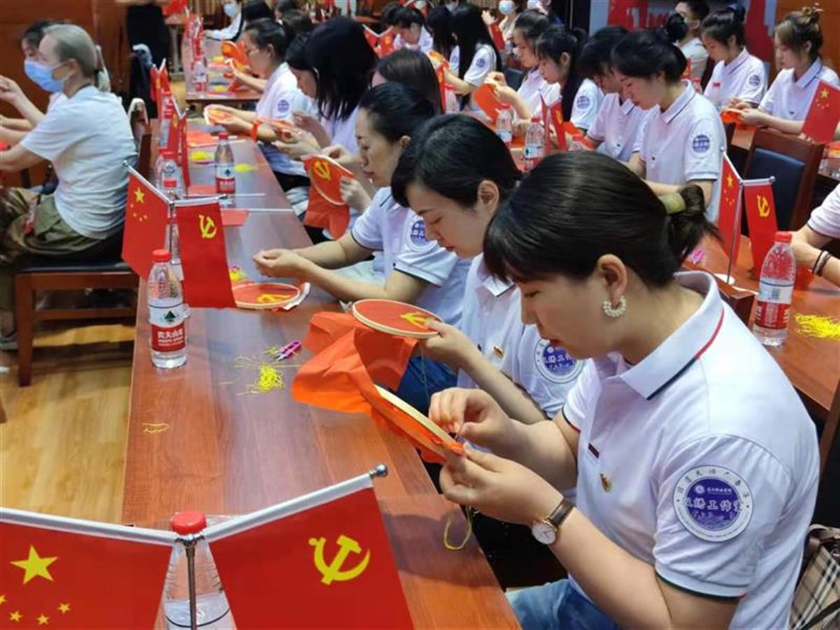 绣党旗来自该校艺术设计学院视觉传播设计与制作20级学生晏欢告诉记者