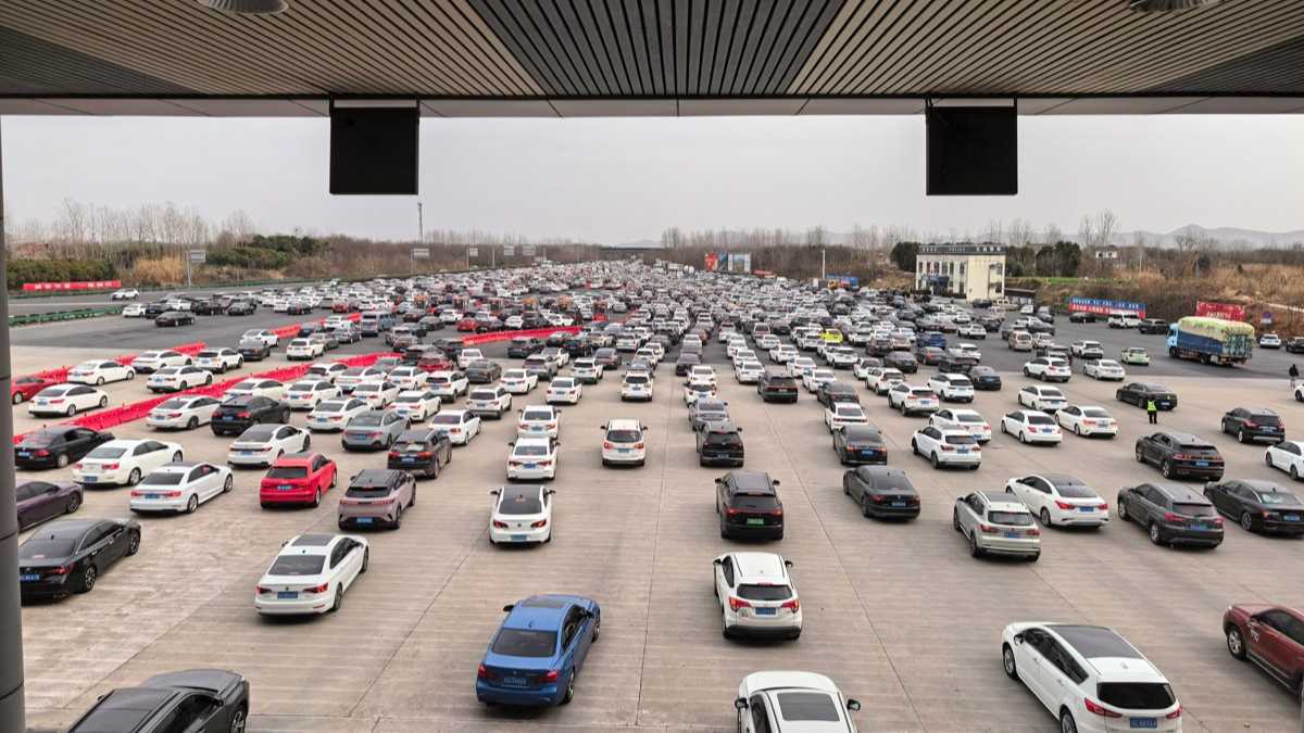 “中国最大高速收费站”亮起返程星河：单小时最高流量6091辆，预计今日总流量将达14万辆