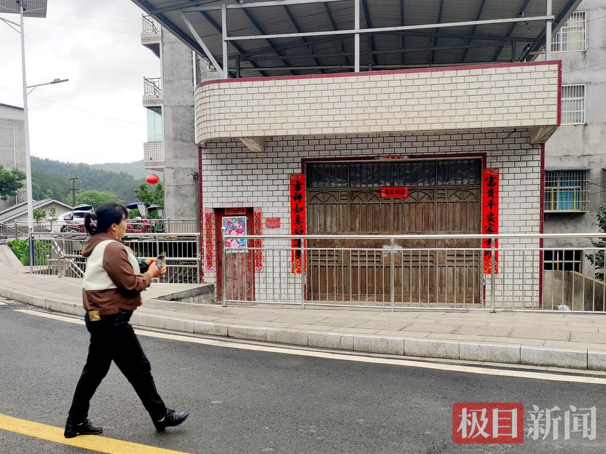 村民放归雏鸟，鸟妈在房檐下张望.png