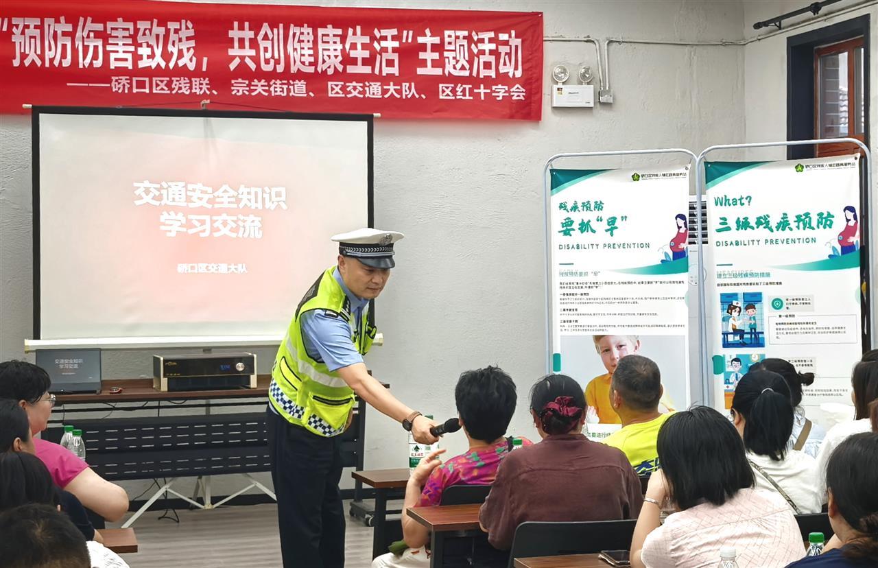 温情宣讲暖人心 交警送盔送祝福