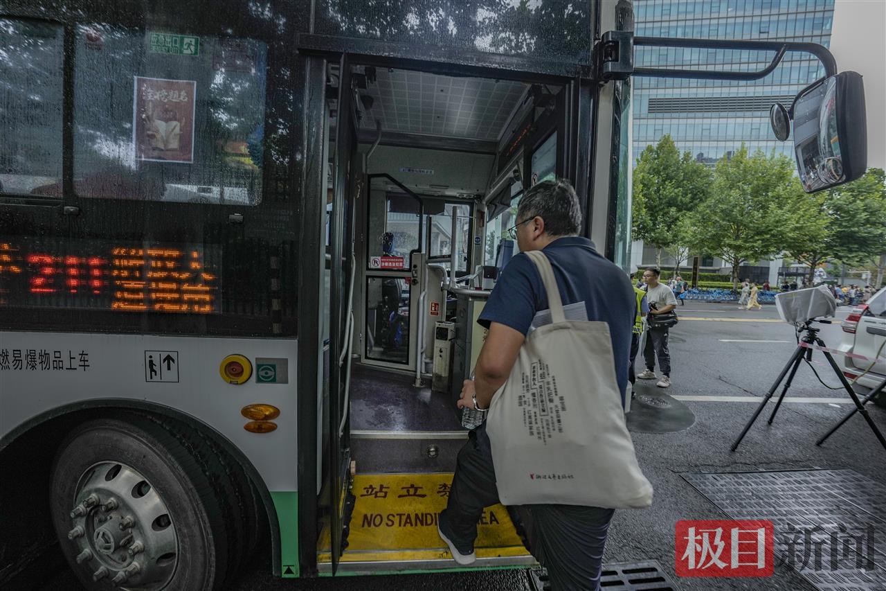 爱心公交：在汉口二中考点附近，公交211路车停靠在路边供送考家长休息1.jpg