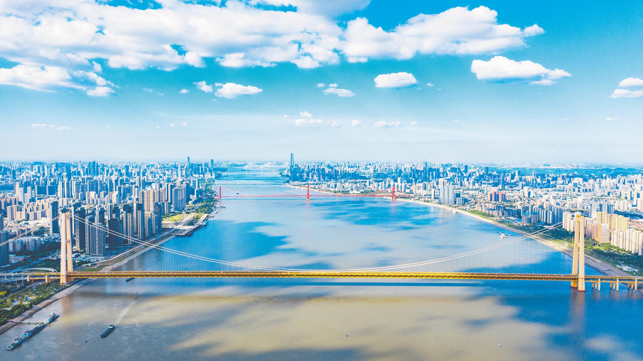 图为2022年8月5日,鸟瞰长江武汉段,7座跨江大桥尽收眼底