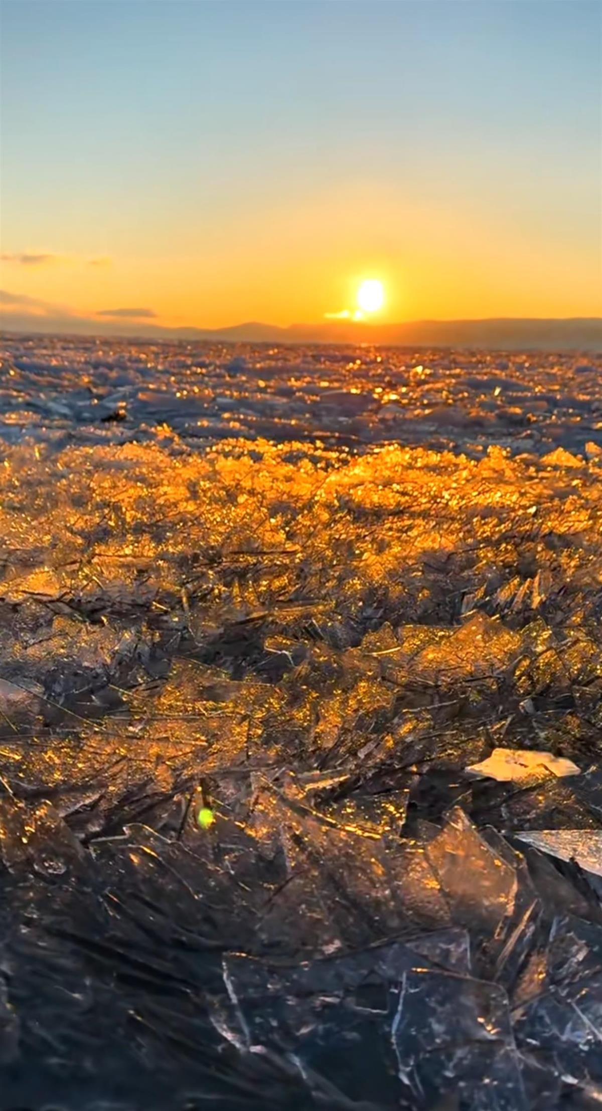 新疆赛里木湖落日冰推惊艳网友，巨龙鳞片般的冰景与冰花、冰泡泡同样美不胜收