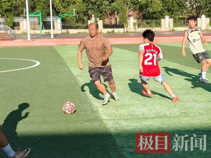 陈店乡：55岁“足球老爹”书写不老传奇草根体育点燃乡村振兴之火.docx