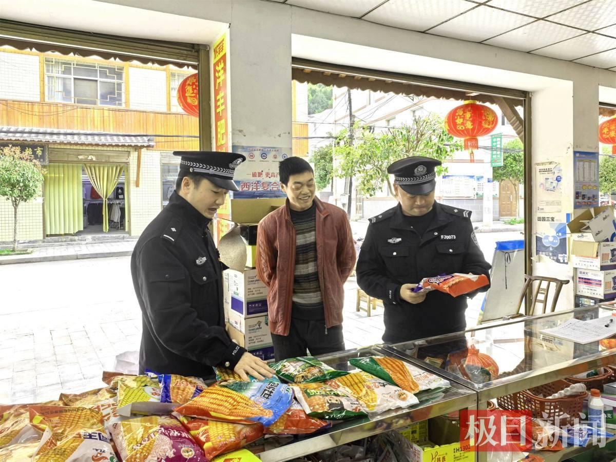 图4：民警深入农资店进行检查.jpg