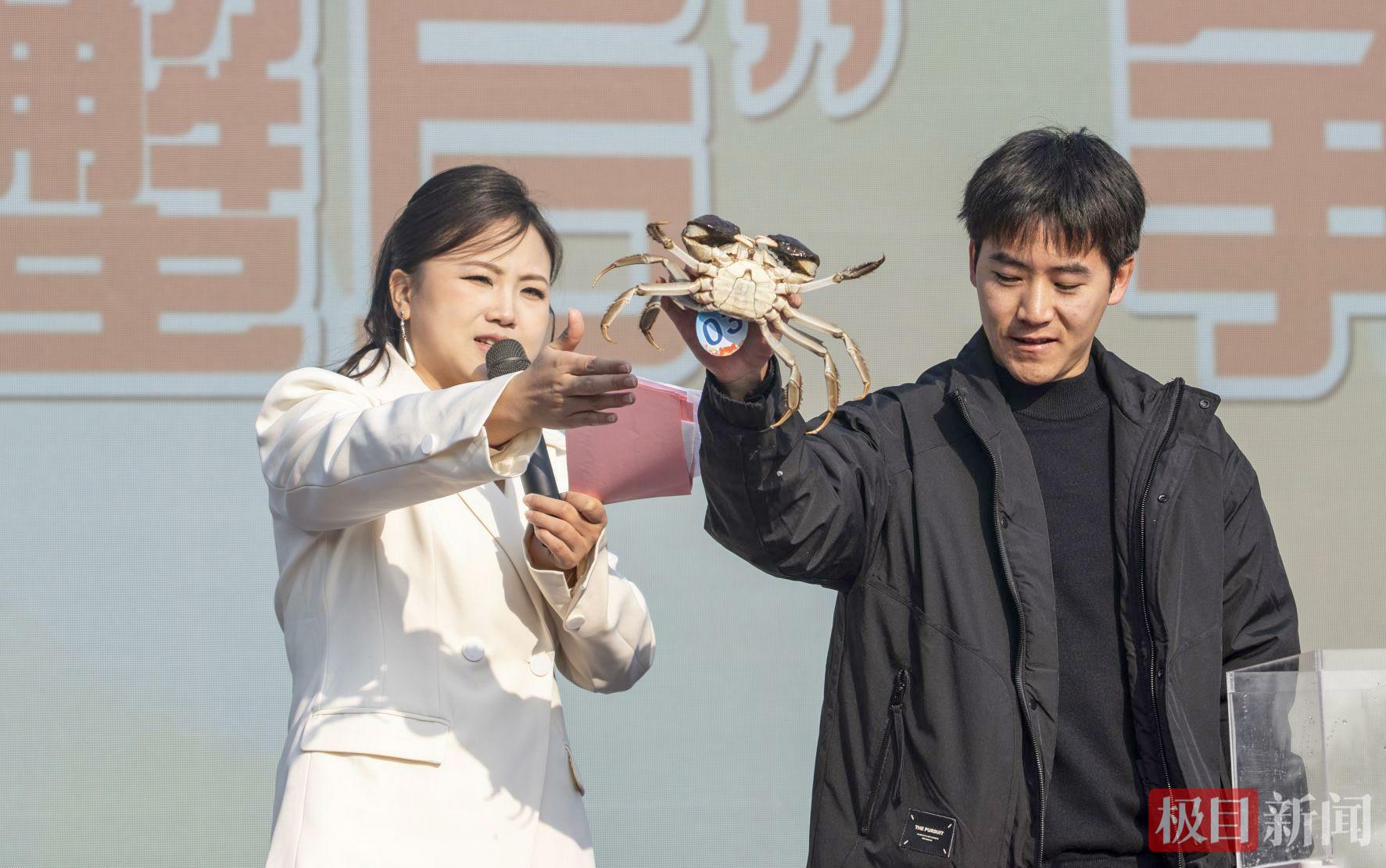 活动现场的“蟹王蟹后争霸赛”，蟹农携捕捞的螃蟹参与比拼，以重量取胜。（极目新闻通讯员 供图）.jpg