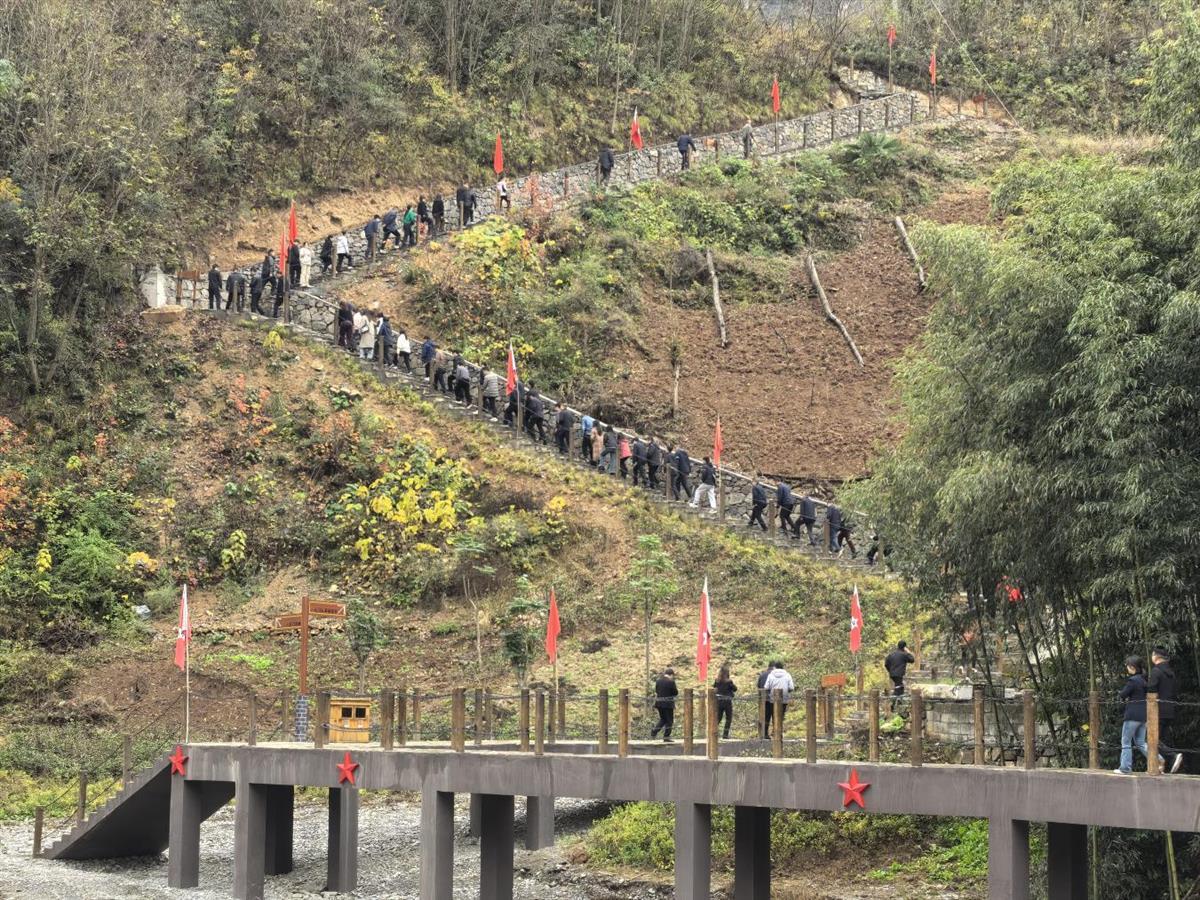 图为在郧西县关防乡一天门村,游客们沿着长征历史步道重走长征路。 孟莹摄.png 图为在郧西县关防乡一天门村,游客们沿着长征历史步道重走长征路。 孟莹摄.png