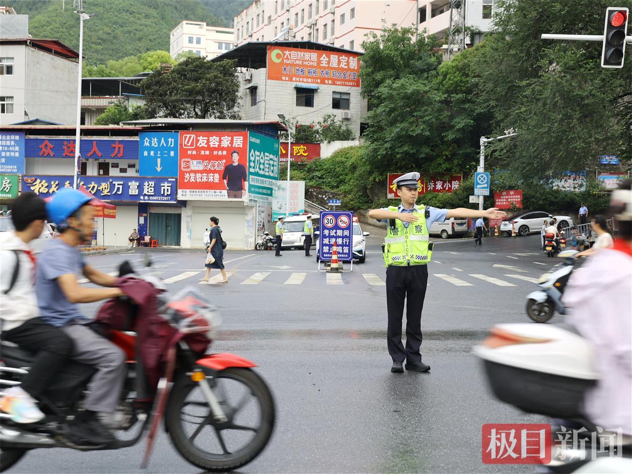 图9：交警在考点外围疏导交通（通讯员李辉敏 摄）.JPG