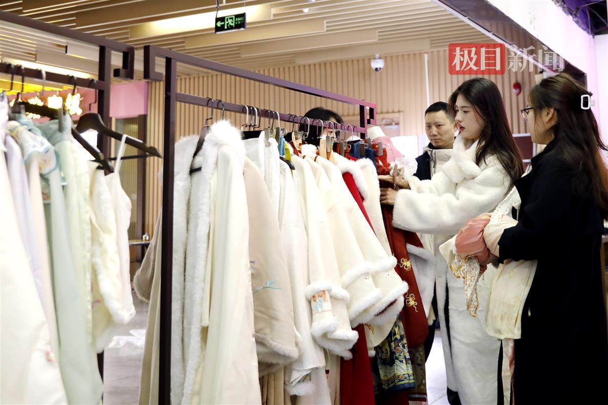 武汉地铁梨园·漫商业街，游客在染汉服体验馆选汉服。袁永华 摄.jpg