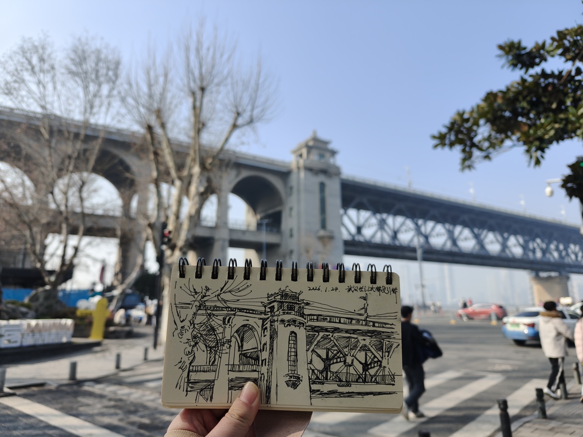 速写武汉团队成员写生的长江大桥.jpg 速写武汉团队成员写生的长江大桥.jpg