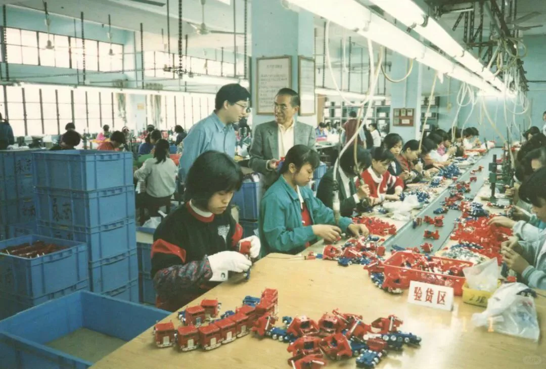 “小黄鸭之父”、中国玩具业先驱林亮因病去世，享年102岁；曾把“变形金刚”系列玩具引进中国 | 极目新闻
