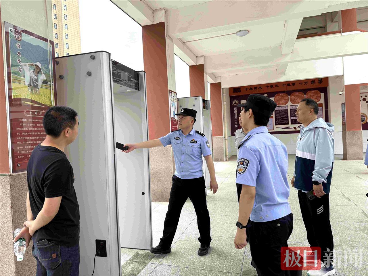 图2：民警在测试考场安检设备.jpg