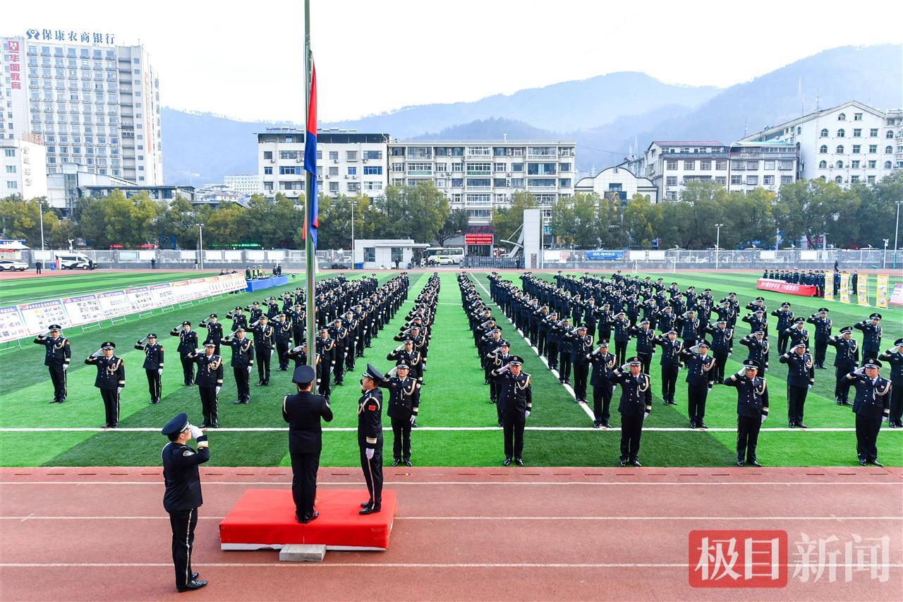 图2：2026年1月9日，保康民警面向警旗庄严敬礼。欧阳智慧 摄.jpg