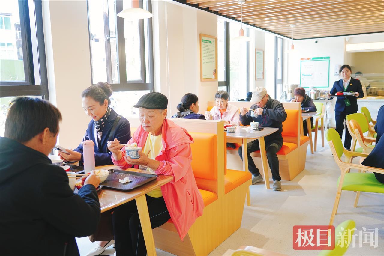 食堂就餐.jpeg 食堂就餐.jpeg