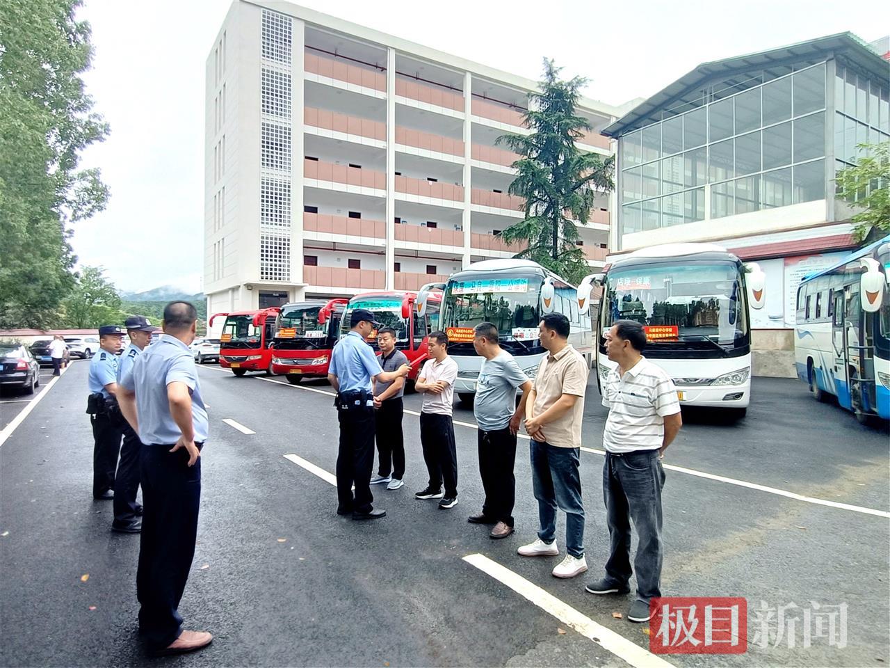 图5：民警对送考驾驶员进行酒驾检测（通讯员敦碧星 摄）.jpg