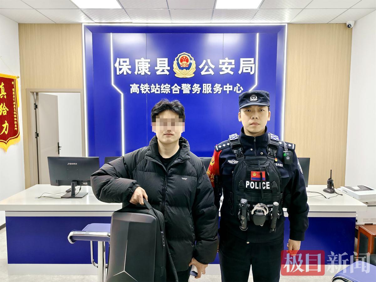 图2:民警为旅客找回遗失电脑.jpg 图2:民警为旅客找回遗失电脑.jpg