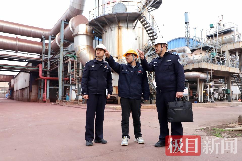 3月9日，襄阳市公安局襄城区分局余家湖派出所主动靠前服务，组织精干警力深入辖区重点化工企业，开展安全隐患排查 (2).jpg