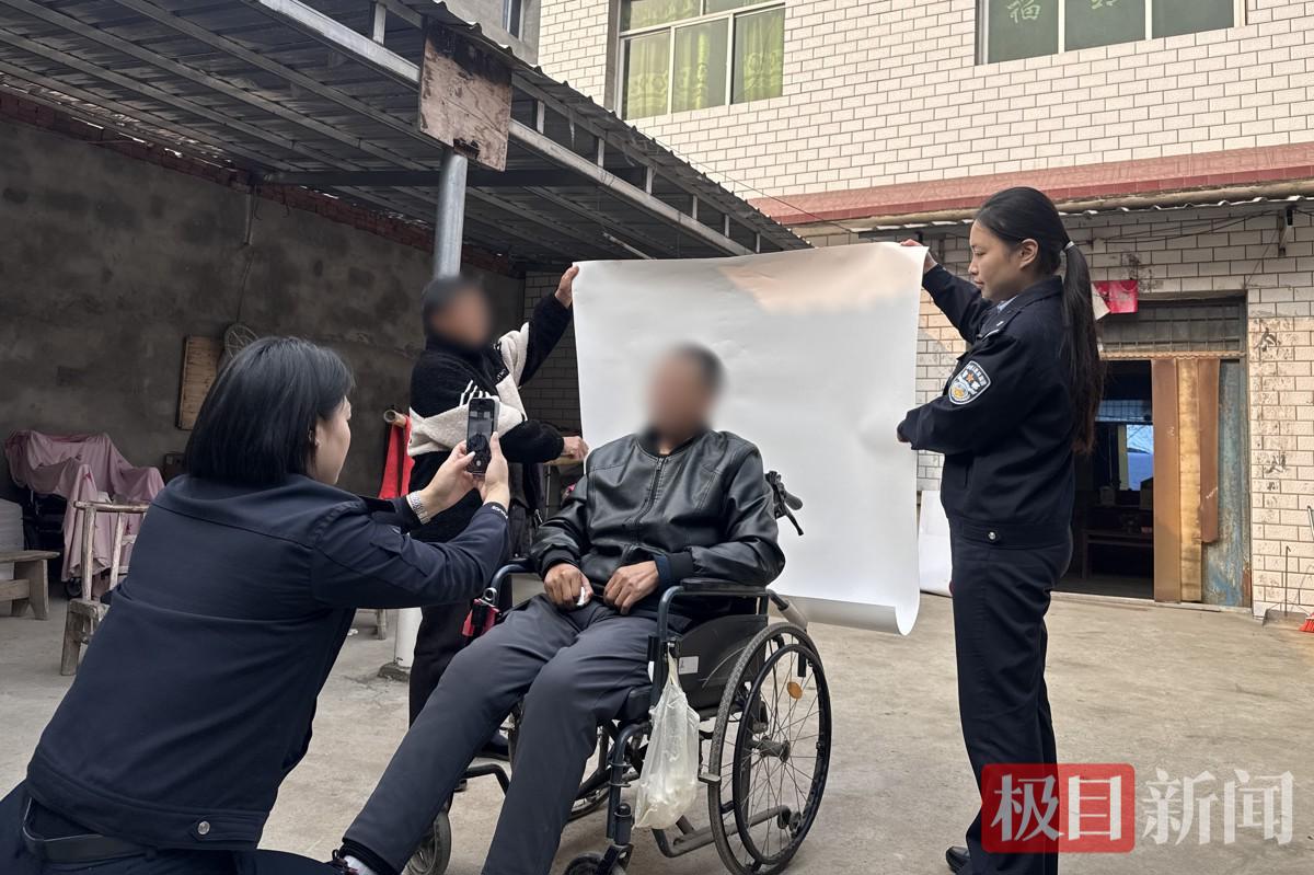 图一 民警上门拍摄身份证照片.jpg