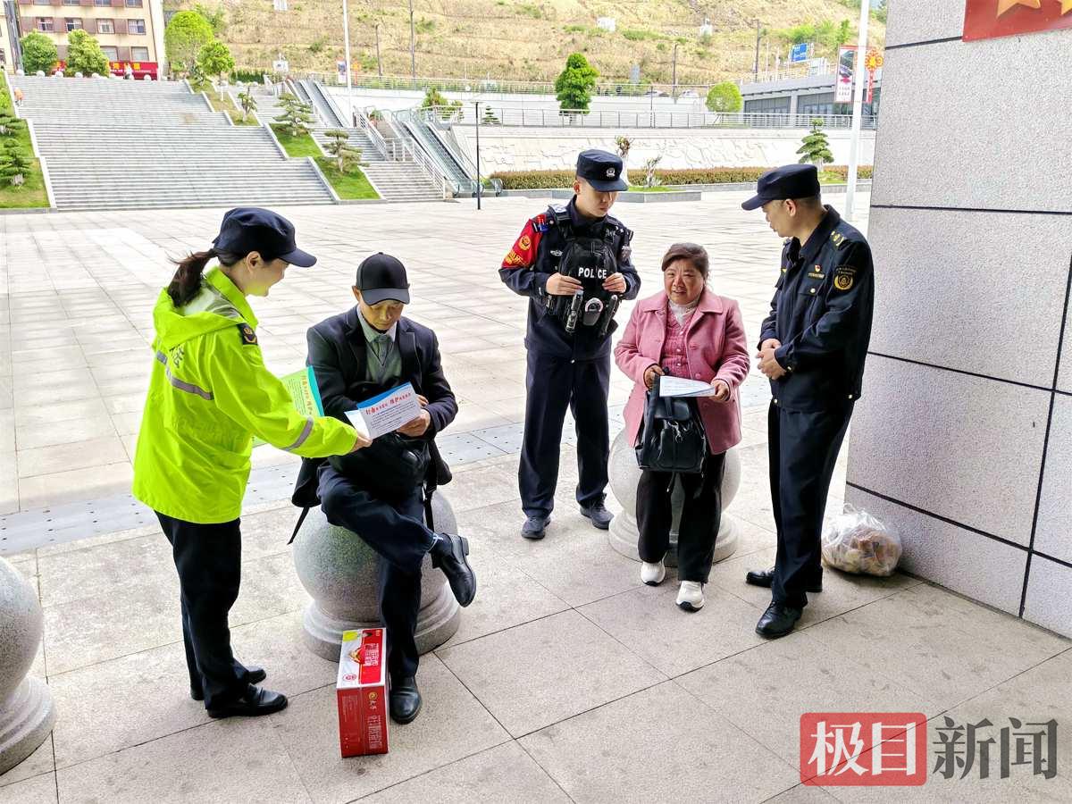 图5：民警正向旅客进行法治宣传。.jpg