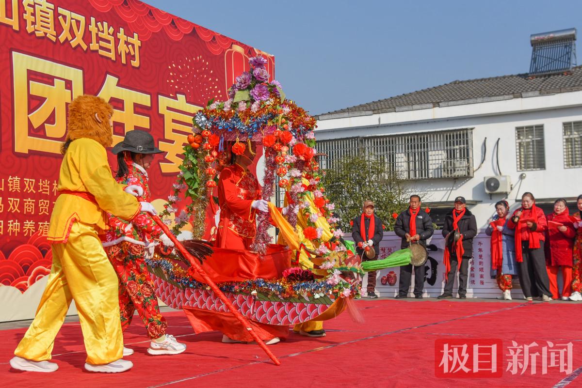 荆州区马山镇双垱村团年宴现场，村民在表演采莲船。（极目新闻记者 黄志刚 摄）.jpg