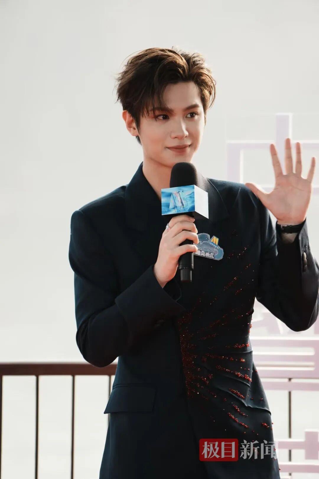 640-7.jpeg 刚刚,100多位知名演员现身湖北,最新红毯组图来了!