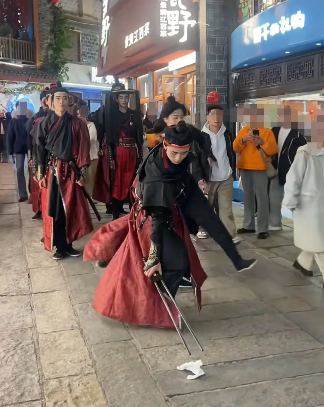 南昌万寿宫“环保侠客天团”捡垃圾动作火出圈，负责人：是工作人员，传达环保理念 | 极目新闻