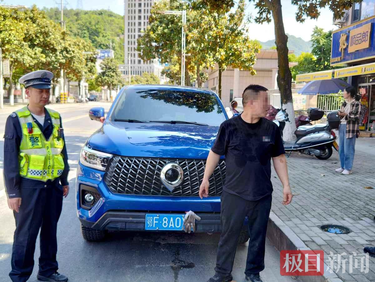 图1:交警查获故意遮挡号牌的交通违法行为。.jpg 图1:交警查获故意遮挡号牌的交通违法行为。.jpg