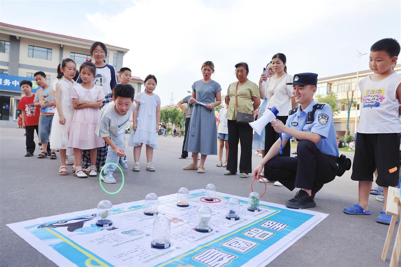 图二 民警带领孩童玩识毒套圈游戏.jpg