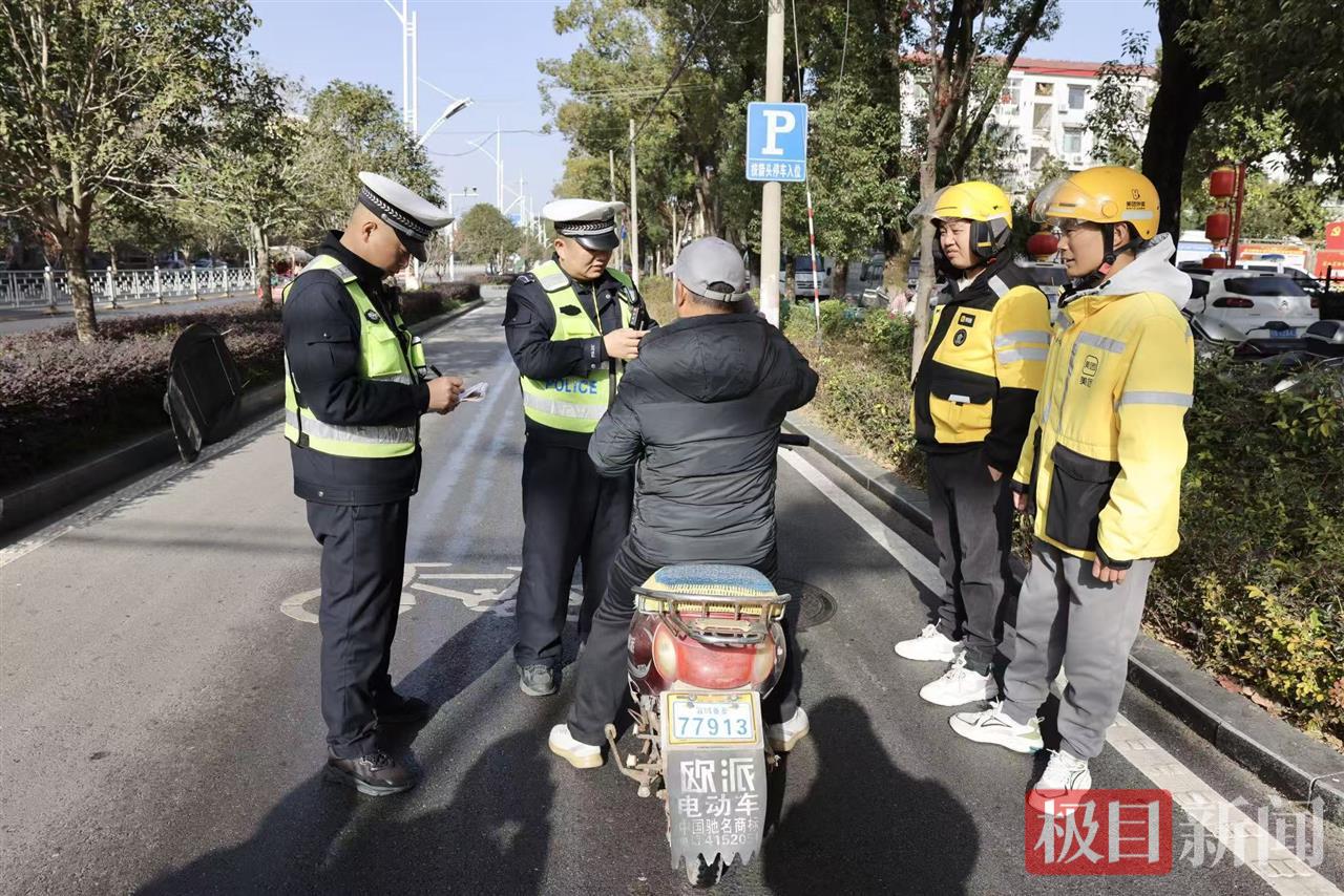 图三 骑手配合交警现场纠违.jpg