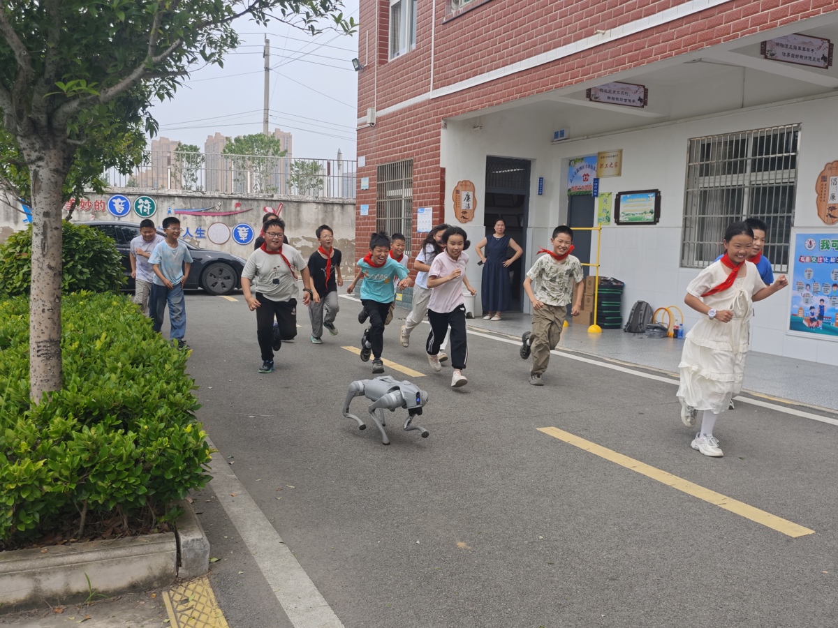 学生观看机器狗表演.jpg 学生观看机器狗表演.jpg