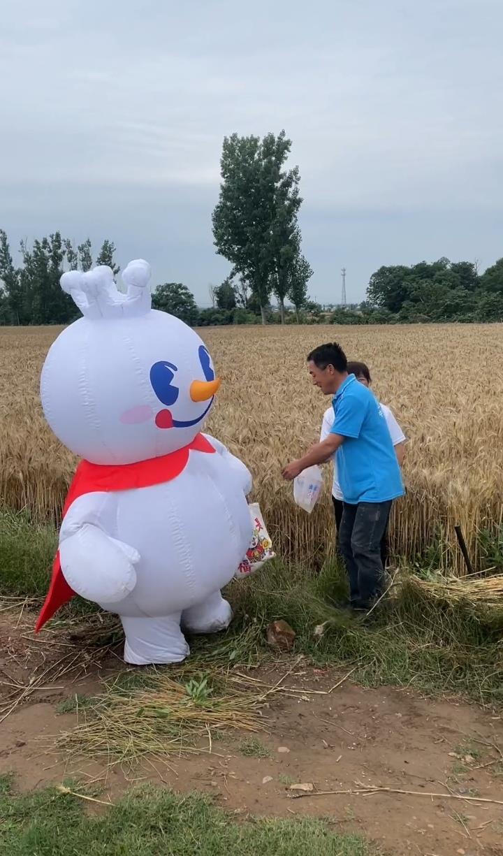 蜜雪冰城麦田配送（视频截图）.jpg