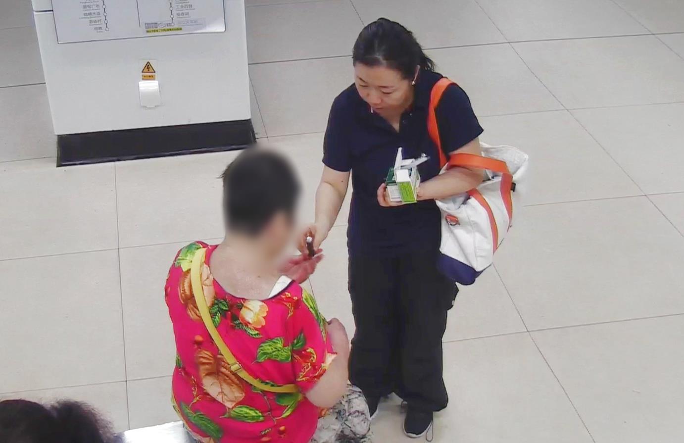 老人喝下藿香正气液缓解中暑症状.jpg 老人喝下藿香正气液缓解中暑症状.jpg